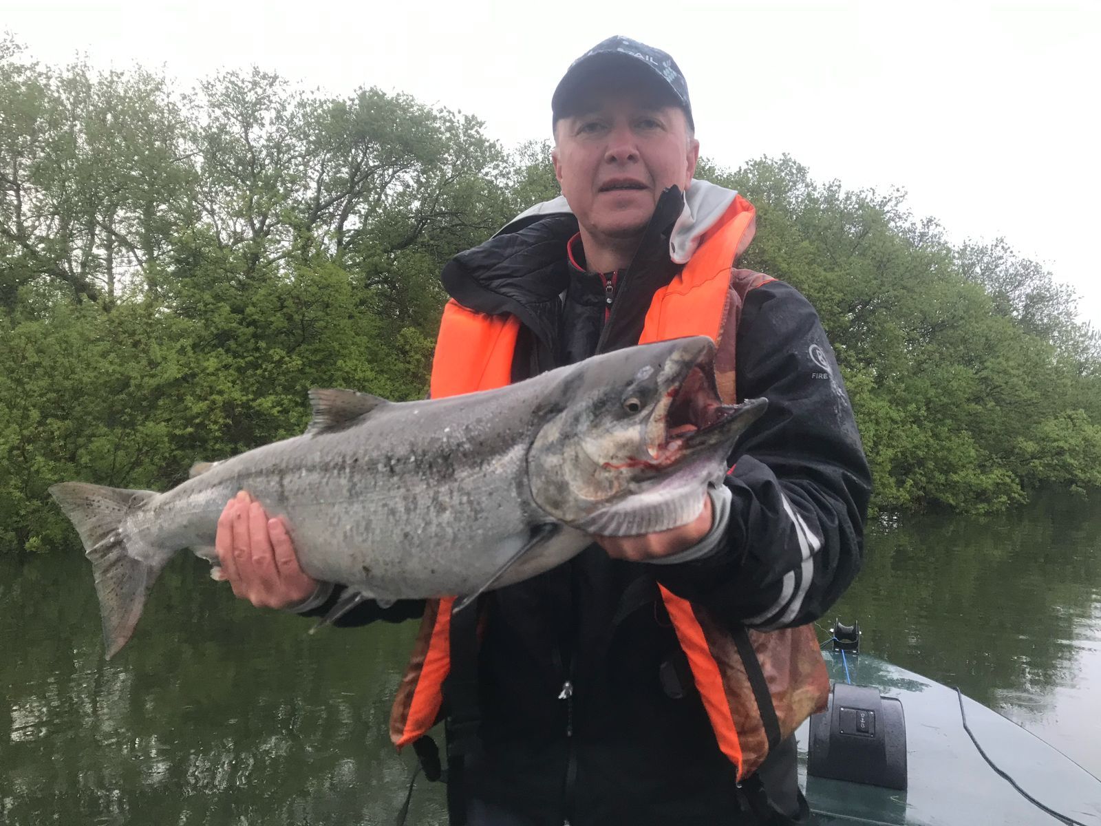 Рыбалка на Камчатке — процесс засолки икры